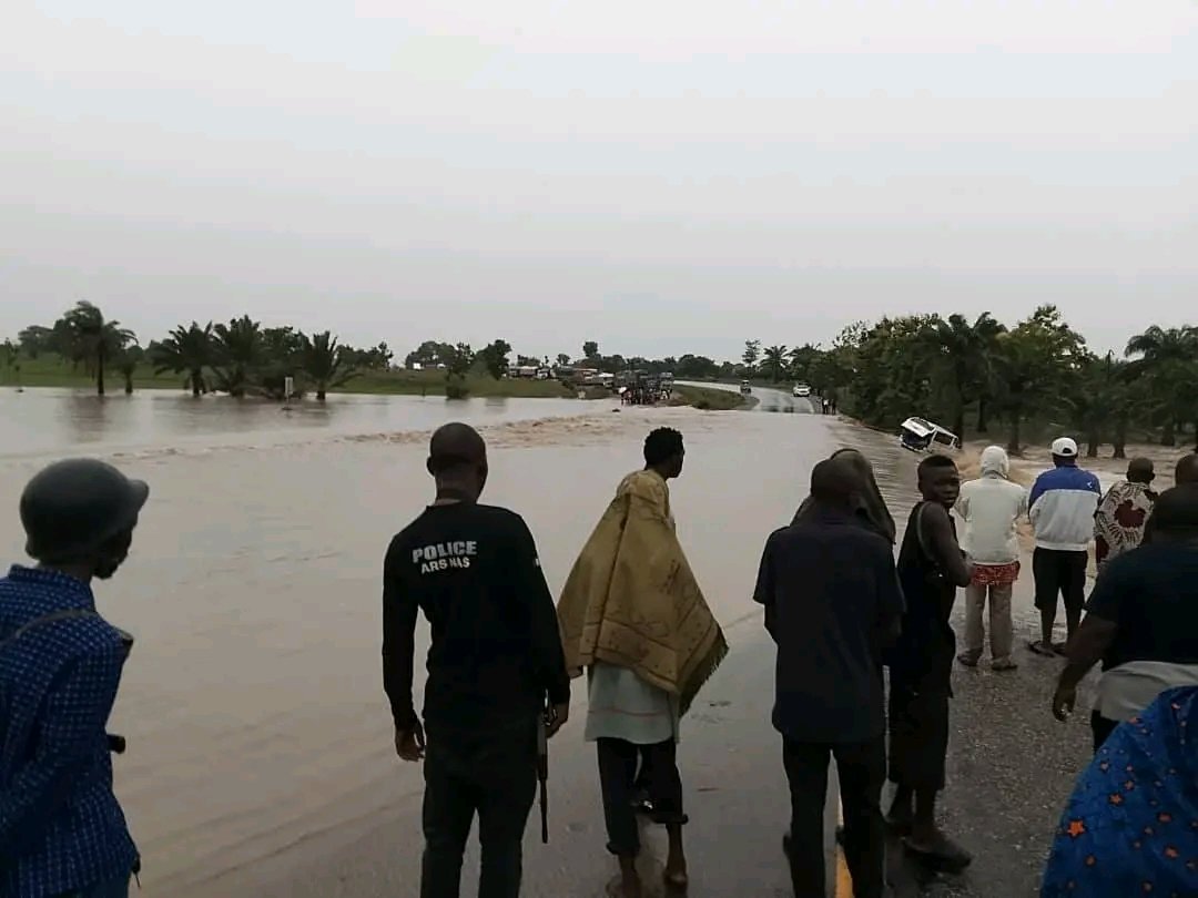 Tinubu's Convoy Trapped In Heavy Flood On His Way To Benue