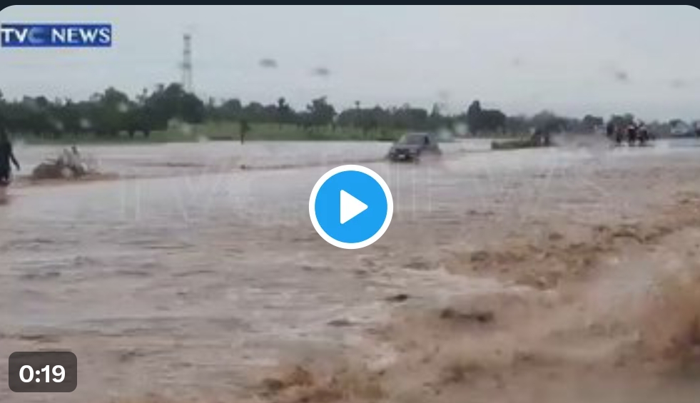 VIDEO: Tinubu’s Convoy Trapped In Heavy Flood On His Way To Benue