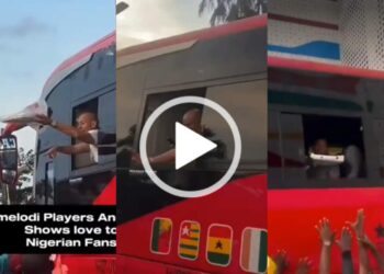 Moment South African Players Shares Food To Nigerians In Lagos Traffic