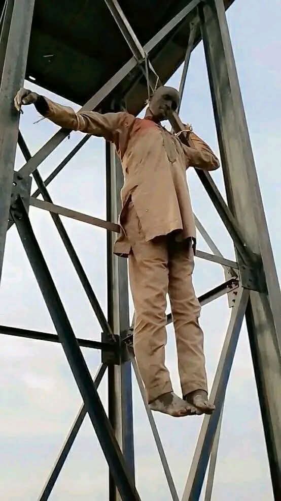 Villagers kills Kidnapper, hang his body on a Water Tank stand in Zamfara