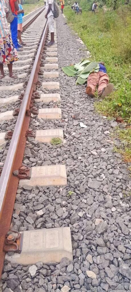 Tragedy in Aba: Man Falls to His Death from Top of Moving Train 3 Tragedy in Aba: Man Falls to His Death from Top of Moving Train